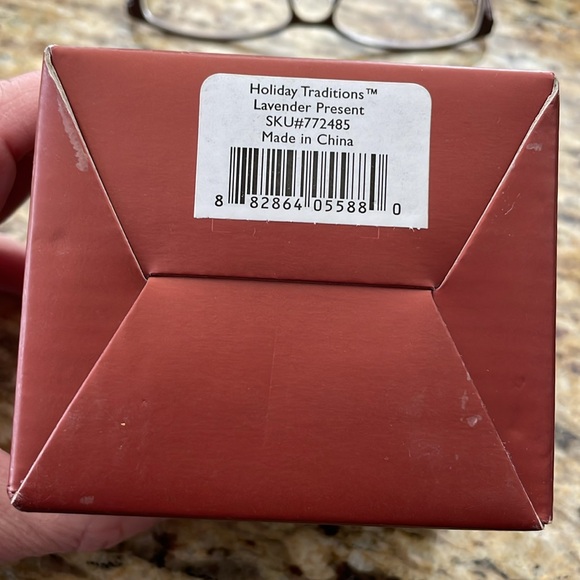 🌎 Lenox Holiday Traditions Lavender Present - Picture 13 of 14